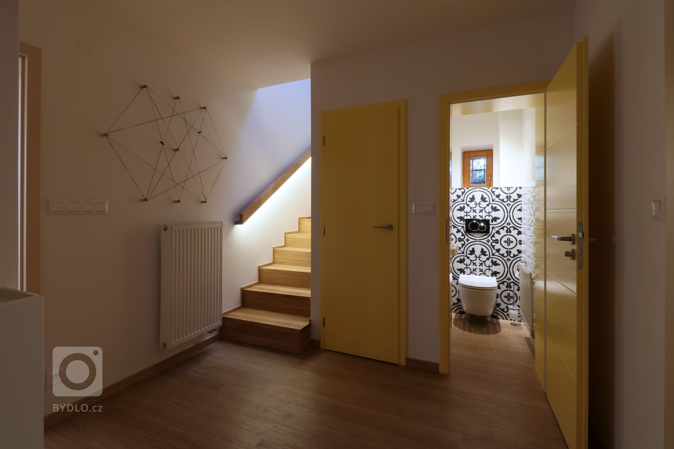 Design a realizace interiéru domu, kde vás vítá slunce. Lépe řečeno žluté dveře :) Interiér byl šitý na míru klientce s důrazem na použití kvalitních materiálů…