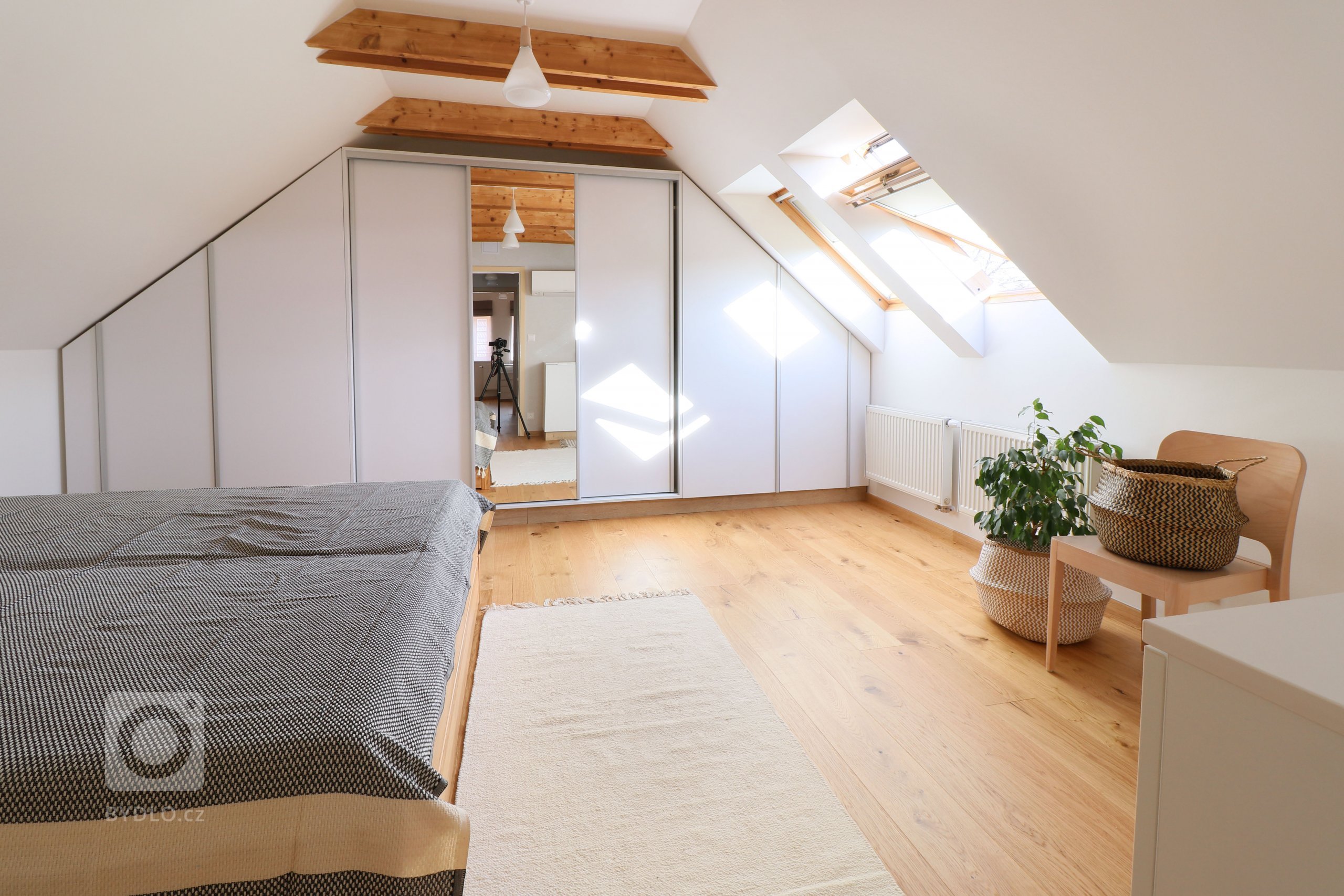 Design a realizace interiéru domu, kde vás vítá slunce. Lépe řečeno žluté dveře :) Interiér byl šitý na míru klientce s důrazem na použití kvalitních materiálů…