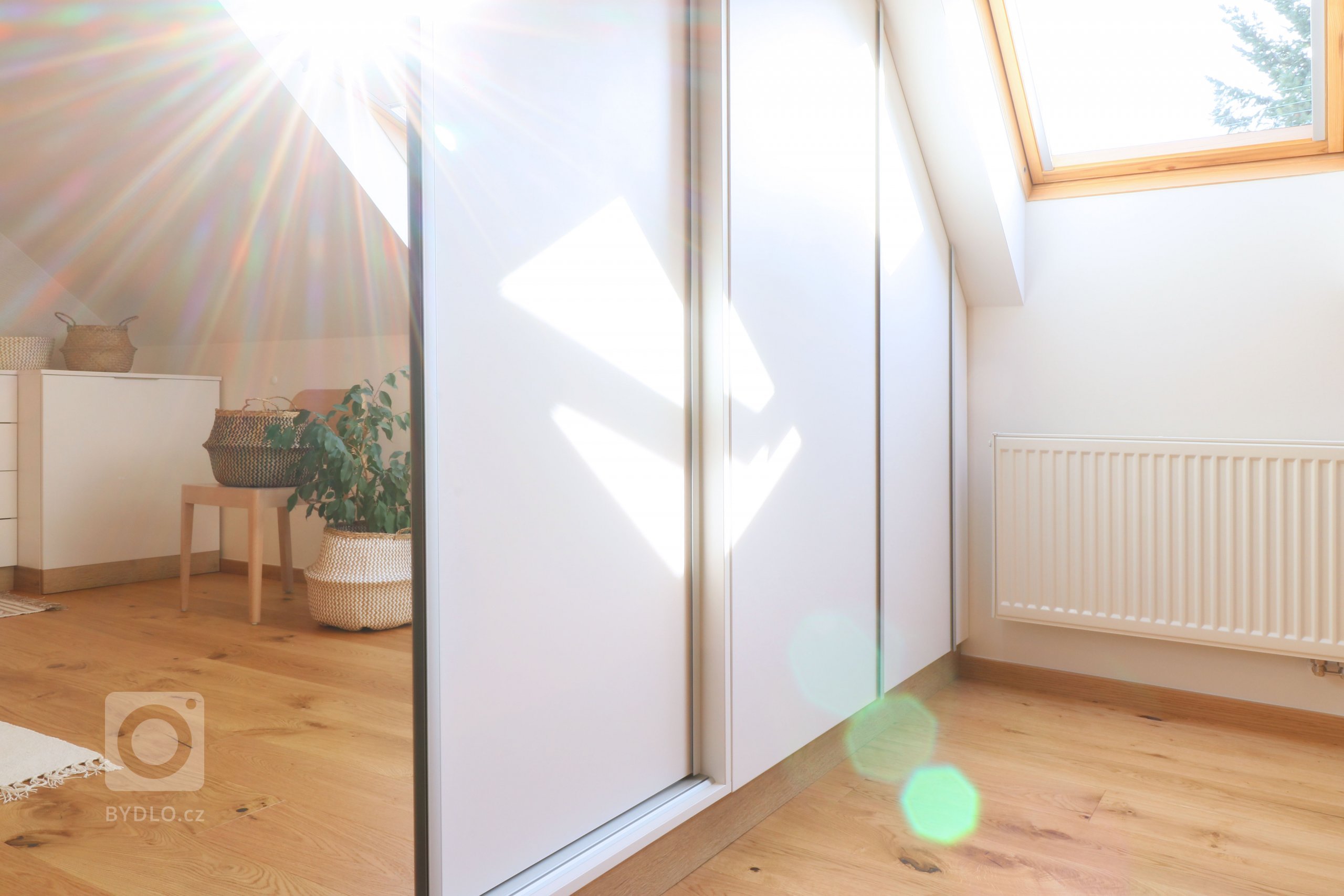 Design a realizace interiéru domu, kde vás vítá slunce. Lépe řečeno žluté dveře :) Interiér byl šitý na míru klientce s důrazem na použití kvalitních materiálů…