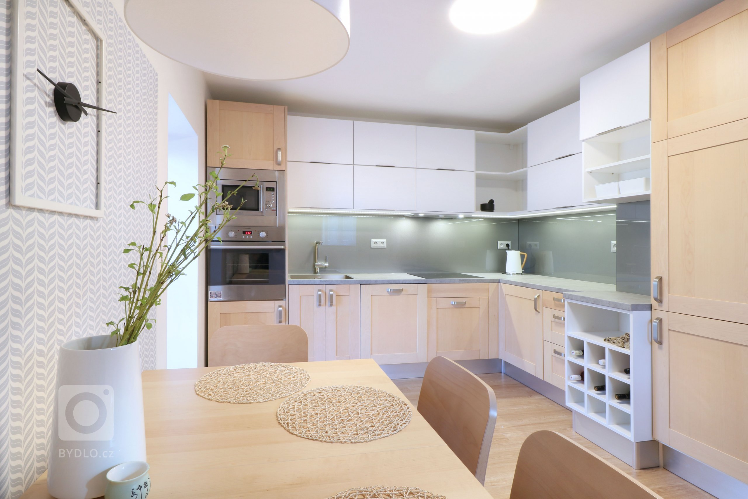 Design a realizace interiéru domu, kde vás vítá slunce. Lépe řečeno žluté dveře :) Interiér byl šitý na míru klientce s důrazem na použití kvalitních materiálů…