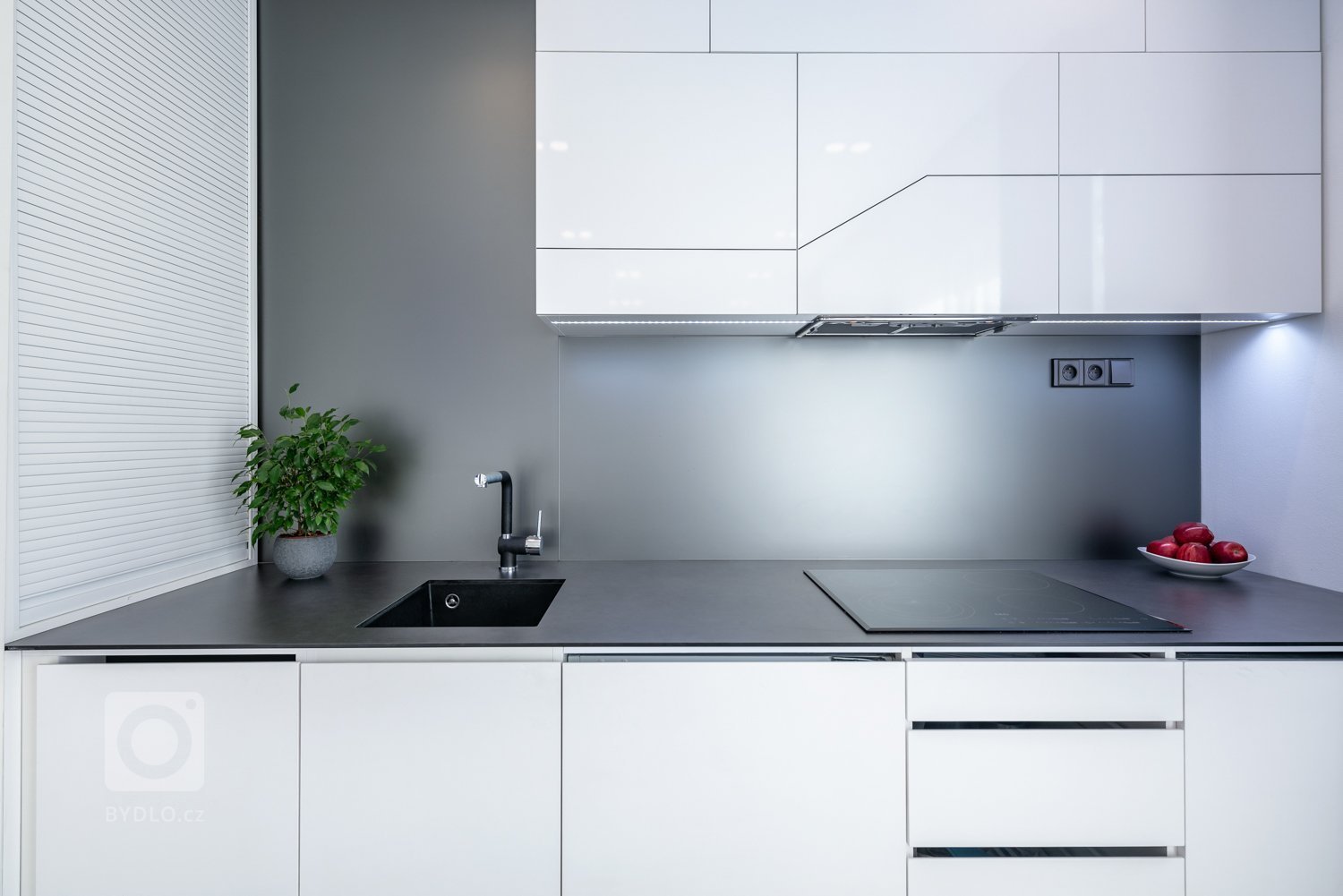 Původně jako investiční byt na krátkodobý pronájem, časem změněno díky zásadní změně v klientově životě na jeho kancelář &quot;koučovací ateliér&quot;.…