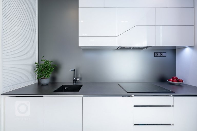 add picture to album