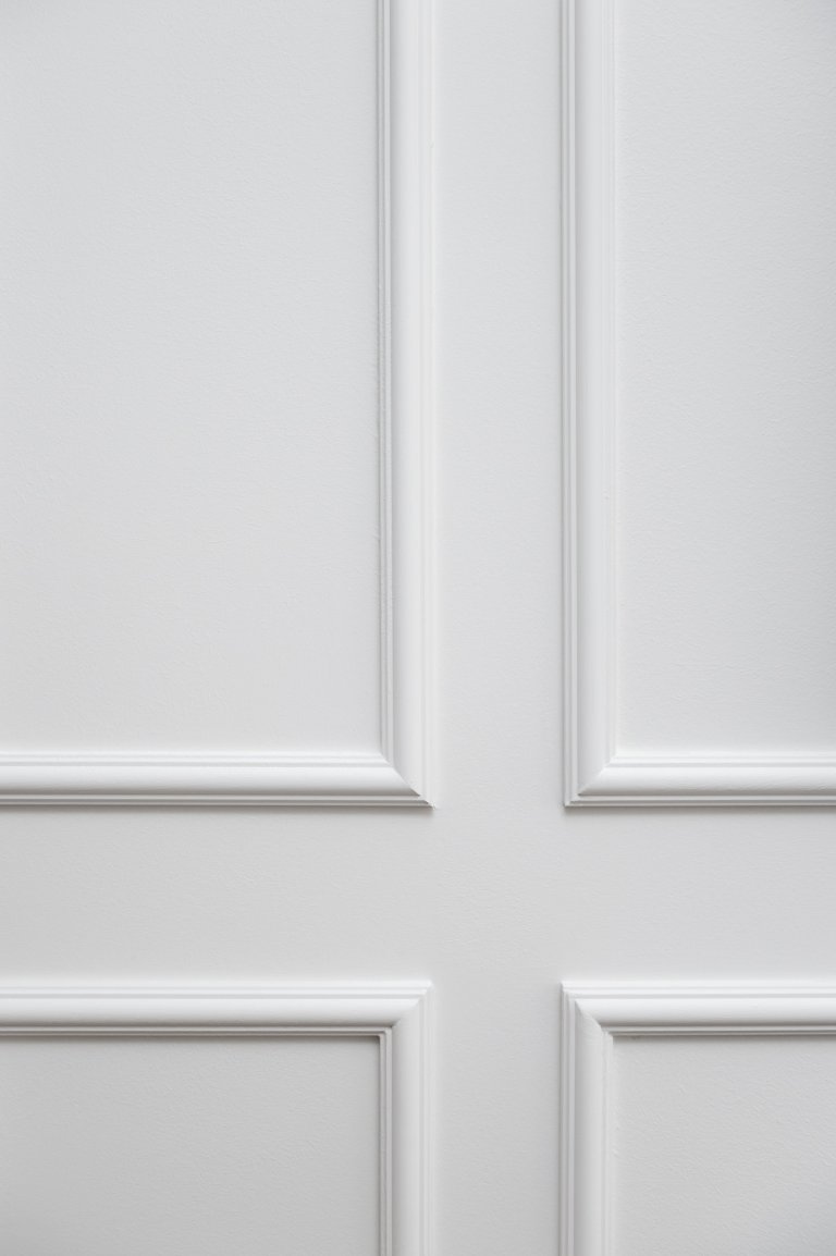 Detail na stěnu s okrasnými lištami