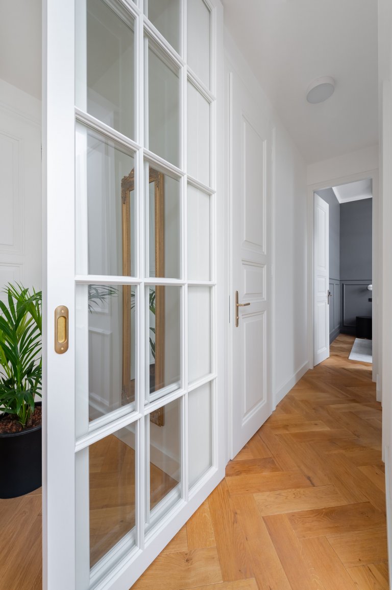 Jedná se o byt 3 plus kk&nbsp;&nbsp;v nově rekonstruované neorenesanční budově v centru Prahy. Koncepce interiéru usiluje o citlivé spojení moderních…