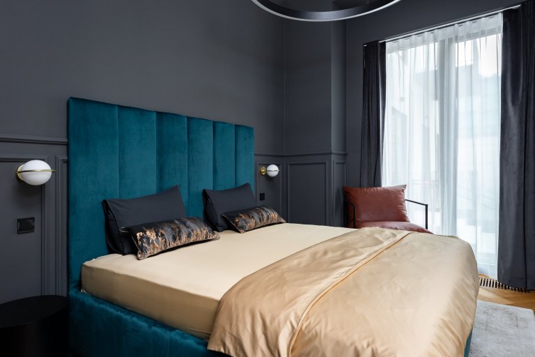 Detail na sametovou postel s 170 cm vysokým čelem, vyrobeno na míru.