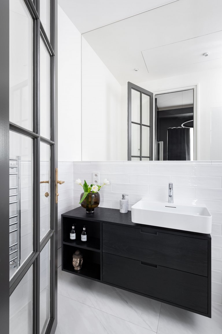 Koupelna s vchodem z ložnice. Retro "metro obklady" v bílém provedení. Umyvadlová skříňka na míru z černé dubové dýhy s voděodolnou povrchovou úpravou do vlhkých prostor.
