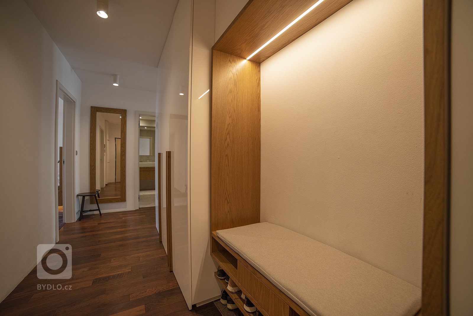 Hlavně nenápadně! To je pomyslné motto této moderní kuchyně, která se snaží splývat s okolím. A že se jí to daří! Decentní pracovní deska z kamene Zodiq…