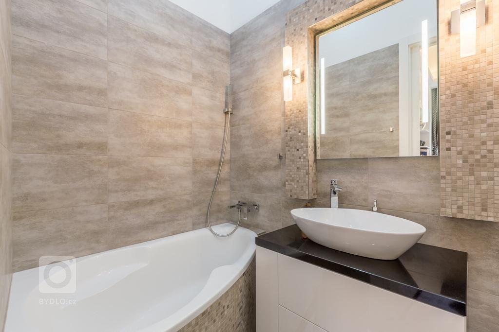 Představujeme vám na první pohled jednoduchou moderní kuchyni, která však v sobě ukrývá luxusní vybavení a prvotřídní materiály! Masivní pracovní deska je…