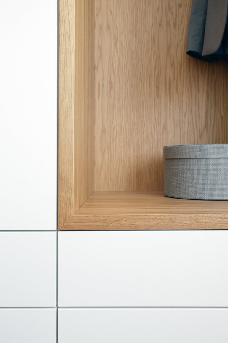 Retro nádech, jak má být! Žádné extra výmysly, jen čistá funkcionalita v pečlivě zvolených barvách a kvalitním provedení. Jak je vidět, v obytném prostoru není…