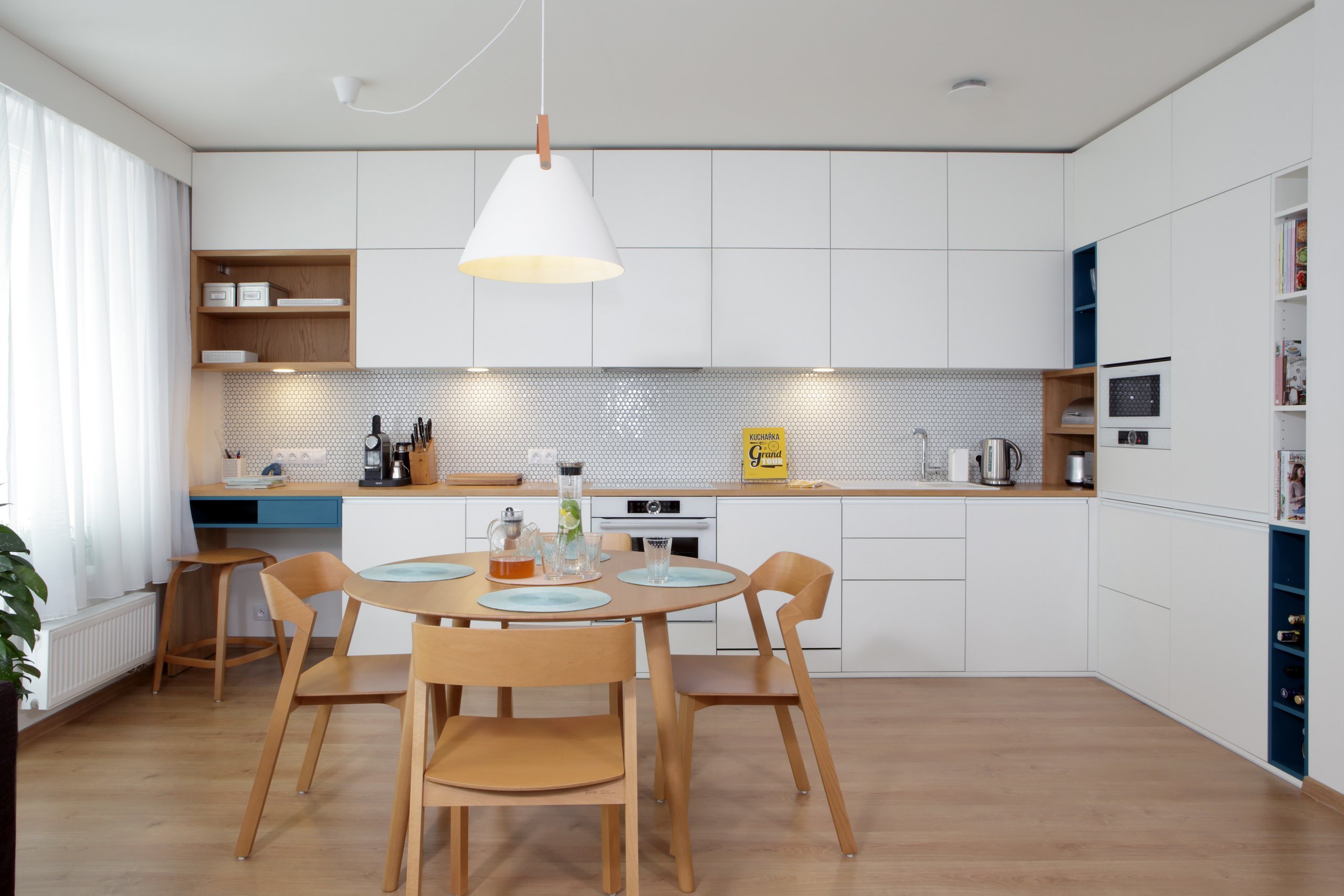 Retro nádech, jak má být! Žádné extra výmysly, jen čistá funkcionalita v pečlivě zvolených barvách a kvalitním provedení. Jak je vidět, v obytném prostoru není…