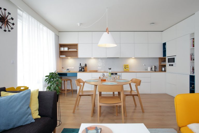 Retro nádech, jak má být! Žádné extra výmysly, jen čistá funkcionalita v pečlivě zvolených barvách a kvalitním provedení. Jak je vidět, v obytném prostoru není…