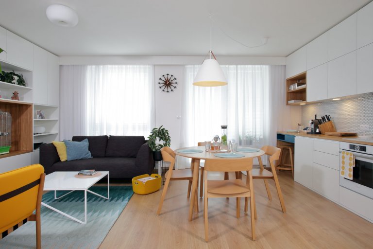 Retro nádech, jak má být! Žádné extra výmysly, jen čistá funkcionalita v pečlivě zvolených barvách a kvalitním provedení. Jak je vidět, v obytném prostoru není…