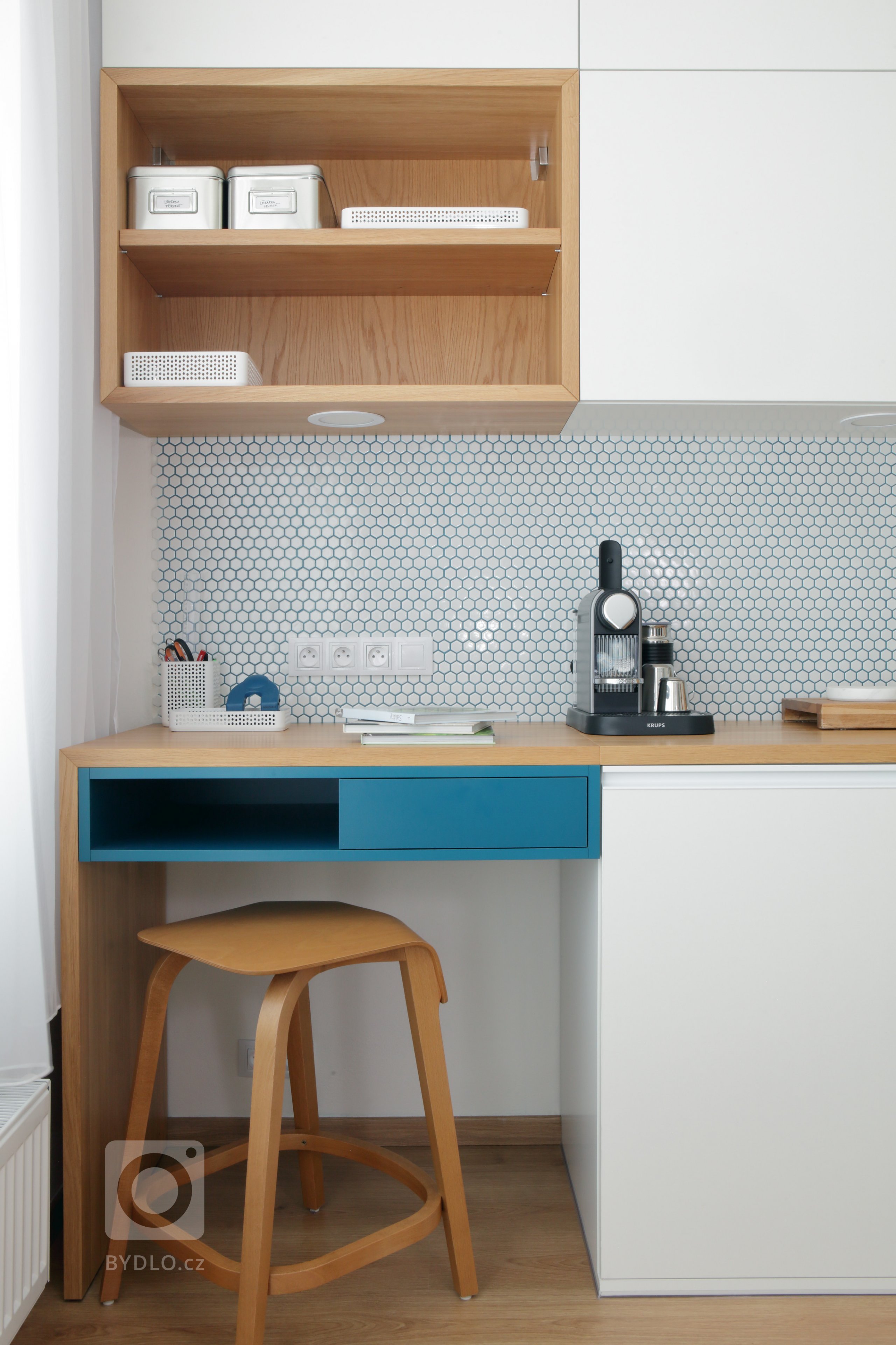 Retro nádech, jak má být! Žádné extra výmysly, jen čistá funkcionalita v pečlivě zvolených barvách a kvalitním provedení. Jak je vidět, v obytném prostoru není…