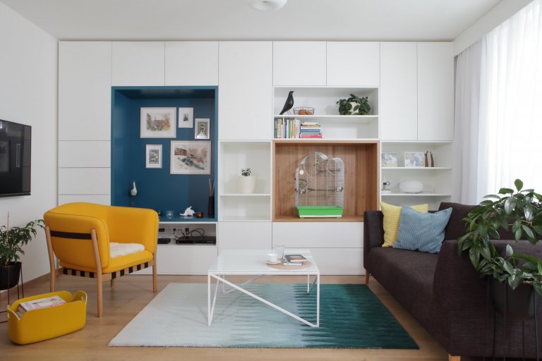 Retro nádech, jak má být! Žádné extra výmysly, jen čistá funkcionalita v pečlivě zvolených barvách a kvalitním provedení. Jak je vidět, v obytném prostoru není…