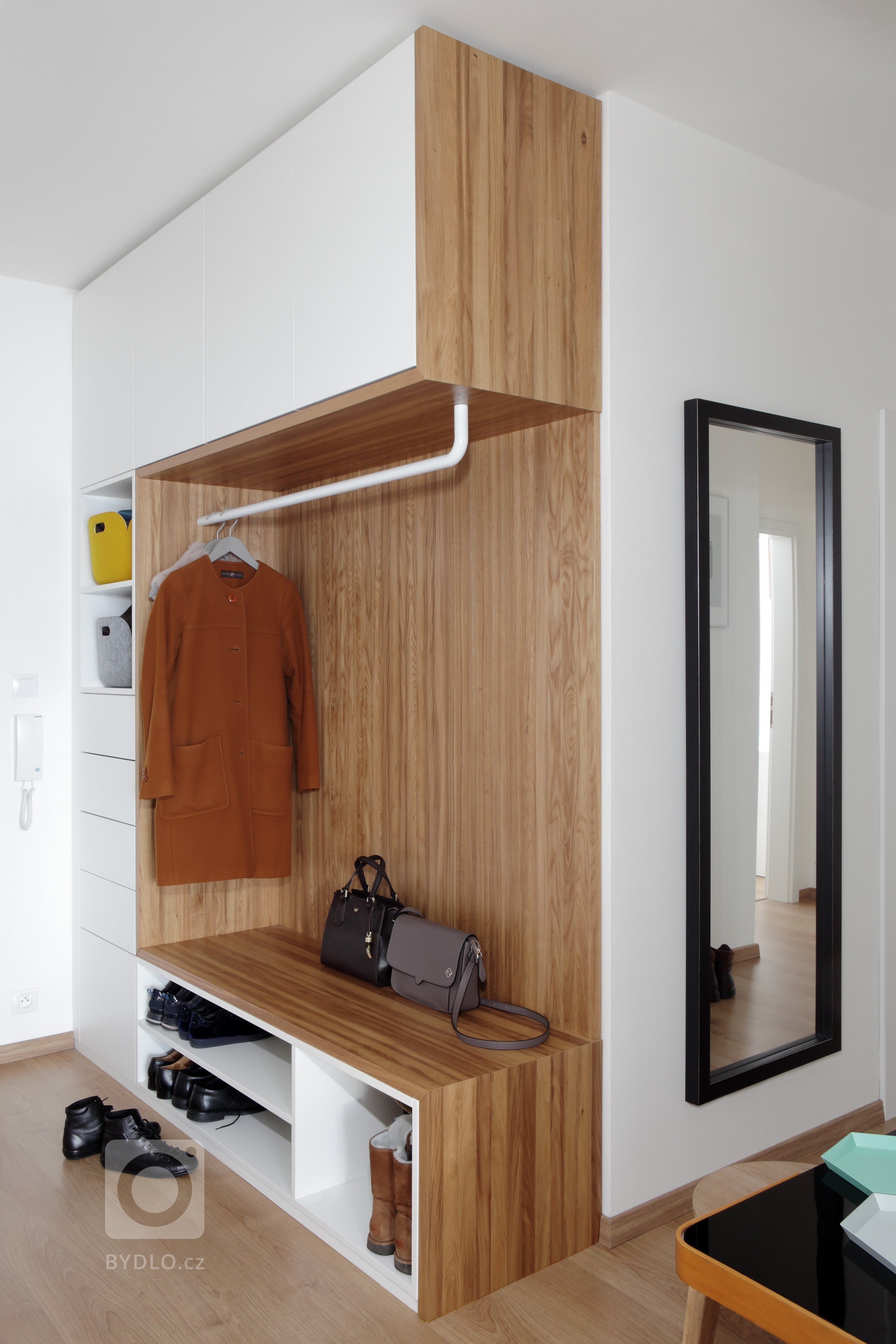 Retro nádech, jak má být! Žádné extra výmysly, jen čistá funkcionalita v pečlivě zvolených barvách a kvalitním provedení. Jak je vidět, v obytném prostoru není…