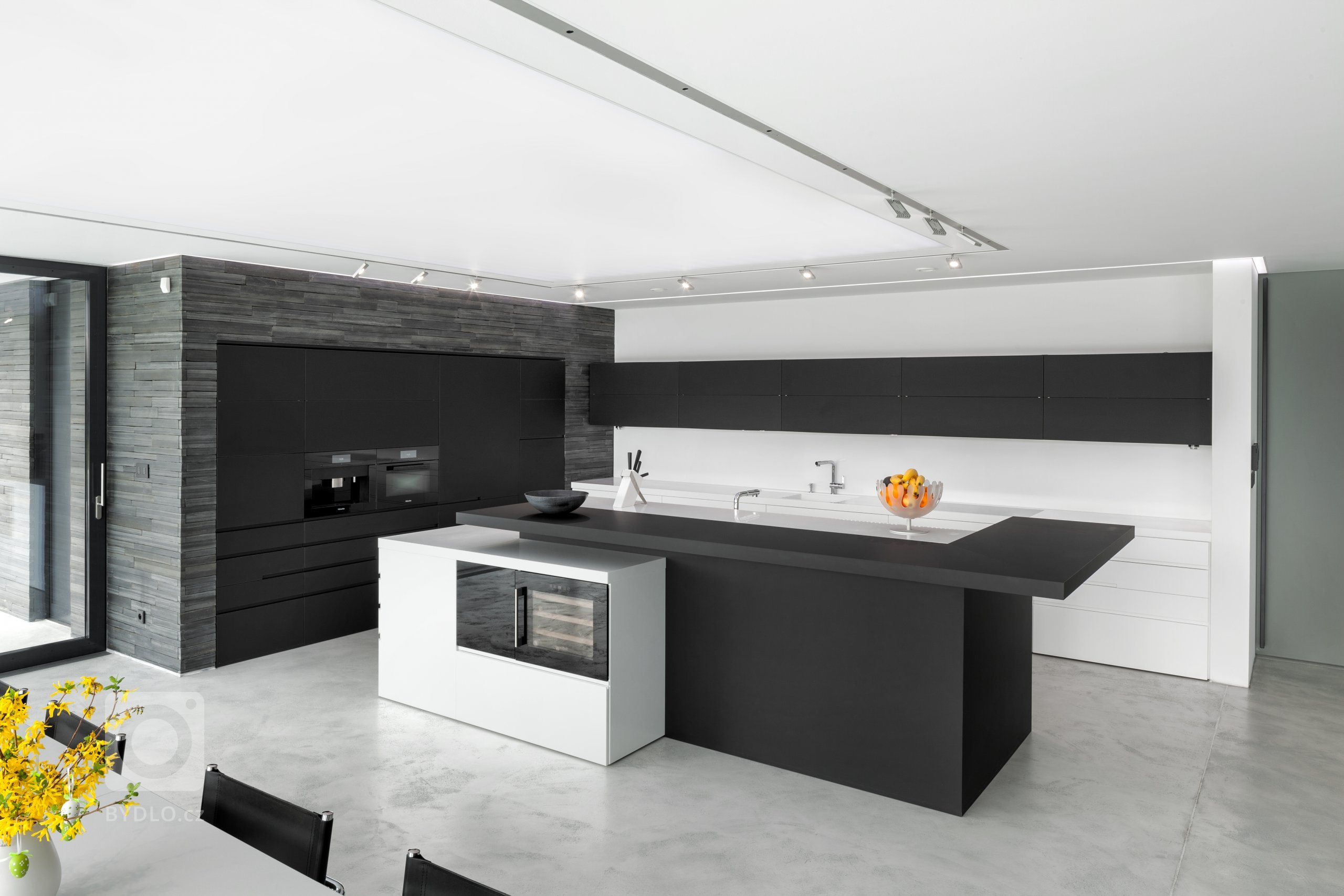 Připravte se na prudkou eleganci, protože toto je kuchyně jako stvořená pro Jamese Bonda! Ostrý kontrast černé a bílé, úložné prostory integrované přímo do…