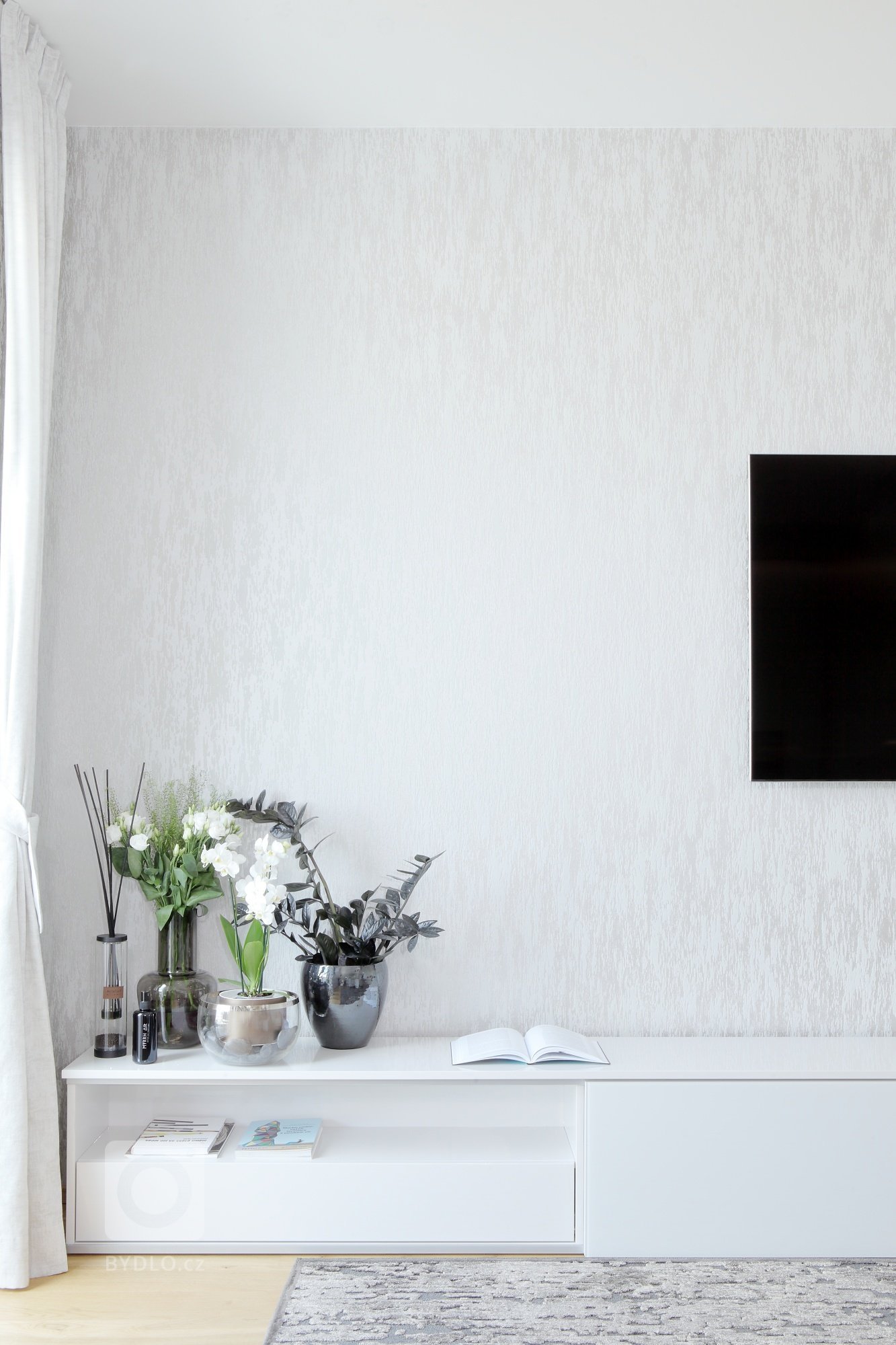 Lesk, sklo a bílá barva &ndash; zaručený recept pro vzdušnou a elegantní kuchyni.&nbsp;Jak vidíte, s žádnou jinou barvou se tady prakticky nepracovalo (matná…