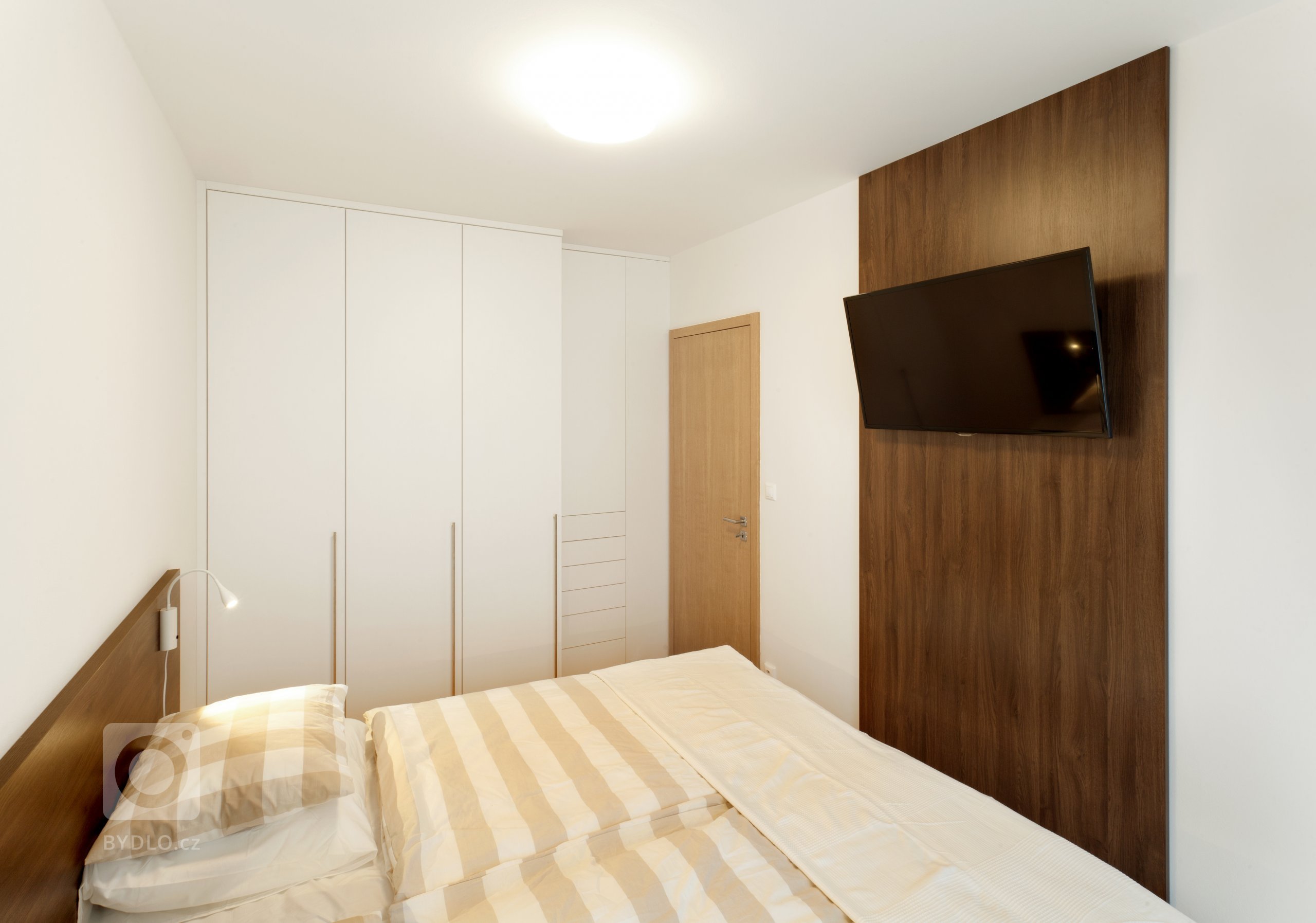 Chytře vybavený kuchyňský kout, který je napůl v zákrytu! Jestliže je ale omezen prostorově, rozhodně to vynahrazuje jeho krásné provedení. Dvířka a…