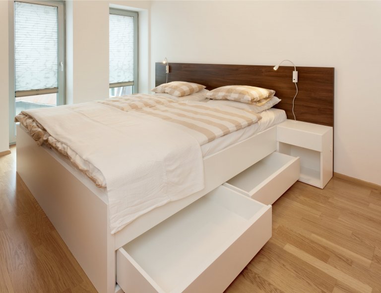 Chytře vybavený kuchyňský kout, který je napůl v zákrytu! Jestliže je ale omezen prostorově, rozhodně to vynahrazuje jeho krásné provedení. Dvířka a…