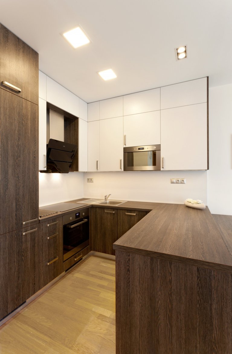 Chytře vybavený kuchyňský kout, který je napůl v zákrytu! Jestliže je ale omezen prostorově, rozhodně to vynahrazuje jeho krásné provedení. Dvířka a…