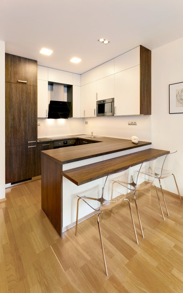 Chytře vybavený kuchyňský kout, který je napůl v zákrytu! Jestliže je ale omezen prostorově, rozhodně to vynahrazuje jeho krásné provedení. Dvířka a…