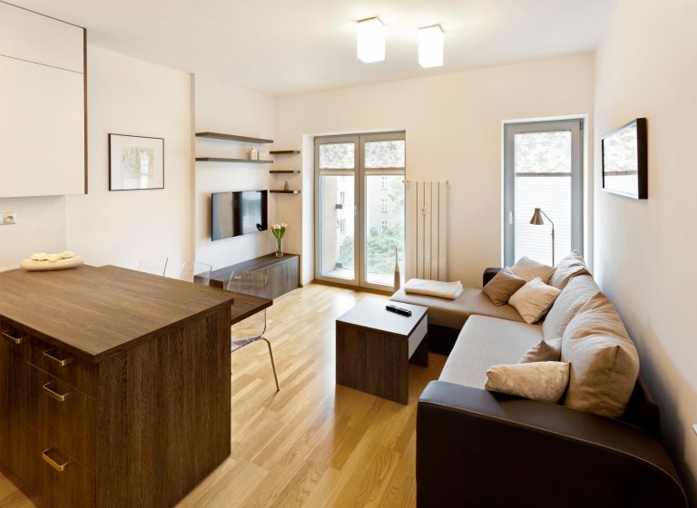 Chytře vybavený kuchyňský kout, který je napůl v zákrytu! Jestliže je ale omezen prostorově, rozhodně to vynahrazuje jeho krásné provedení. Dvířka a…