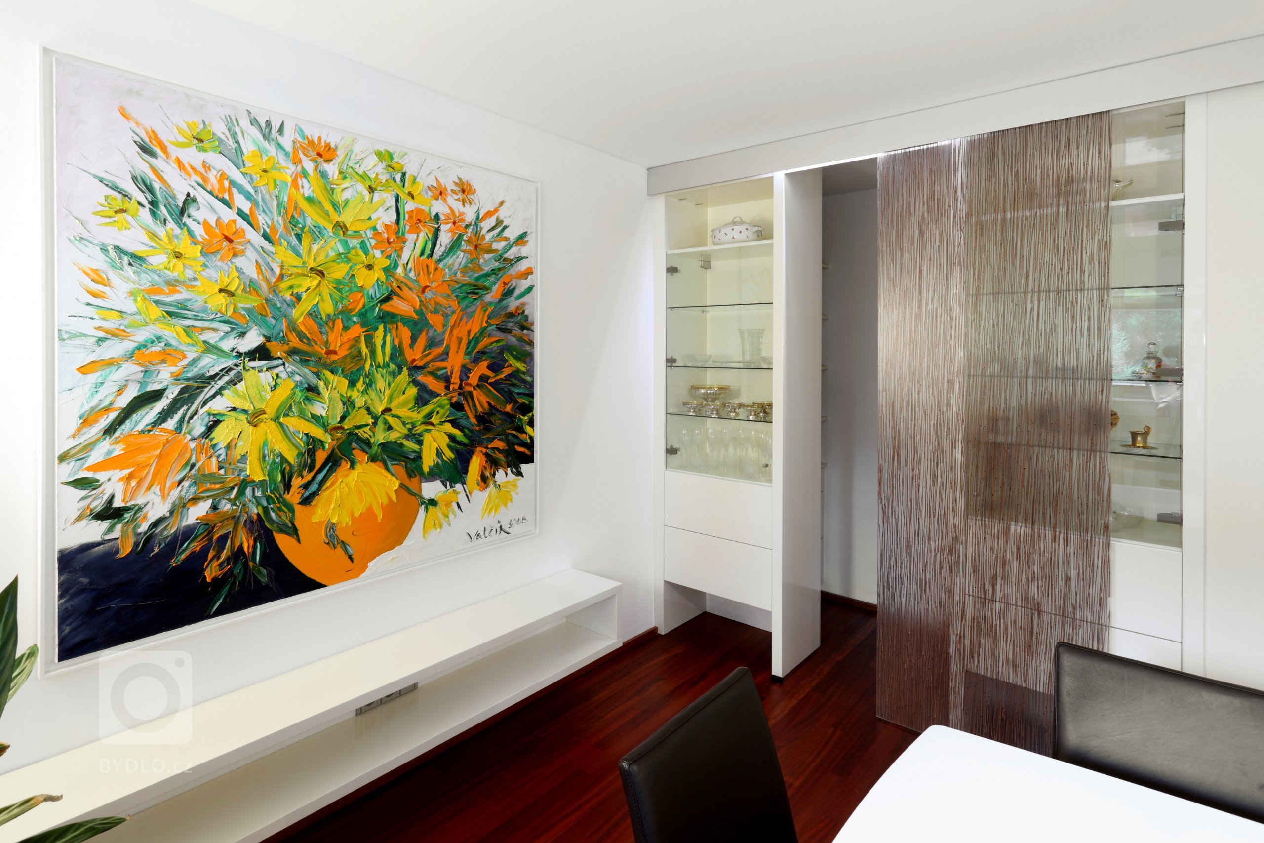 Nenuceně elegantní kuchyně ve světlých barvách, ve které nikdy nebudete nic hledat. Vše má své místo a ani kousíček nevyšel nazmar! Jako příklad můžeme uvést…