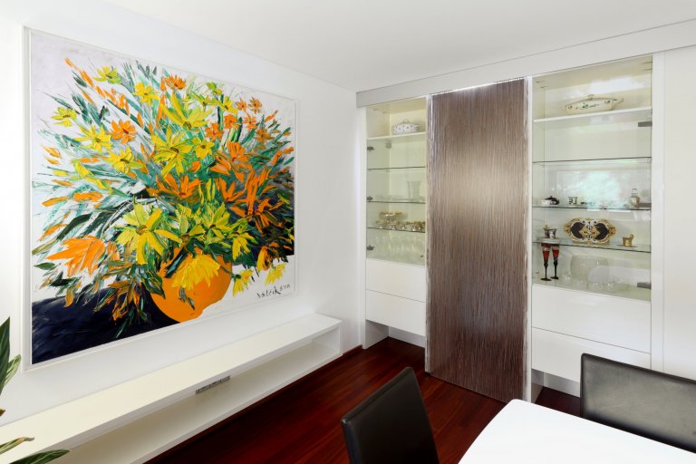 Nenuceně elegantní kuchyně ve světlých barvách, ve které nikdy nebudete nic hledat. Vše má své místo a ani kousíček nevyšel nazmar! Jako příklad můžeme uvést…