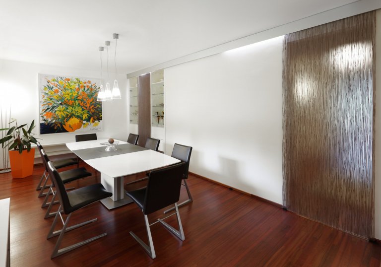 Nenuceně elegantní kuchyně ve světlých barvách, ve které nikdy nebudete nic hledat. Vše má své místo a ani kousíček nevyšel nazmar! Jako příklad můžeme uvést…