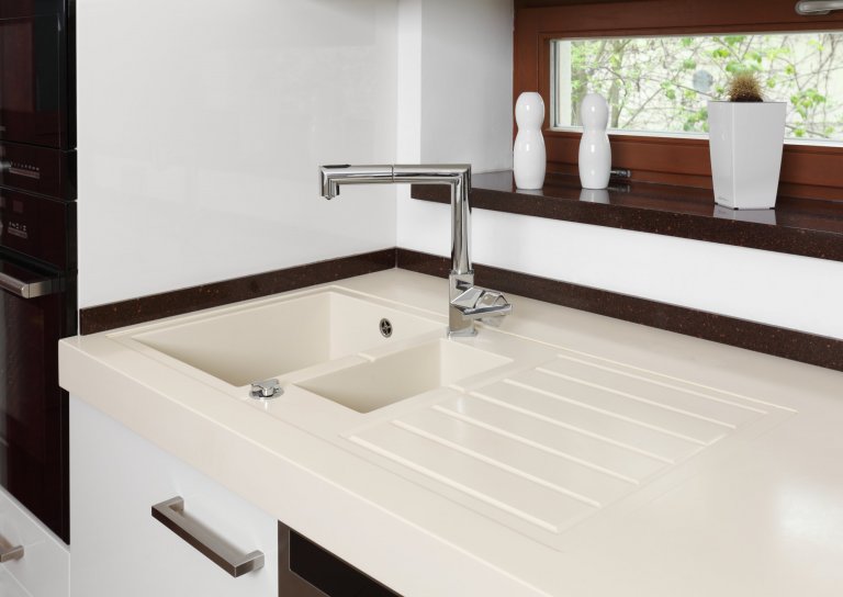 Nenuceně elegantní kuchyně ve světlých barvách, ve které nikdy nebudete nic hledat. Vše má své místo a ani kousíček nevyšel nazmar! Jako příklad můžeme uvést…