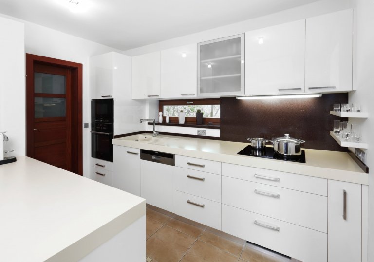 Nenuceně elegantní kuchyně ve světlých barvách, ve které nikdy nebudete nic hledat. Vše má své místo a ani kousíček nevyšel nazmar! Jako příklad můžeme uvést…