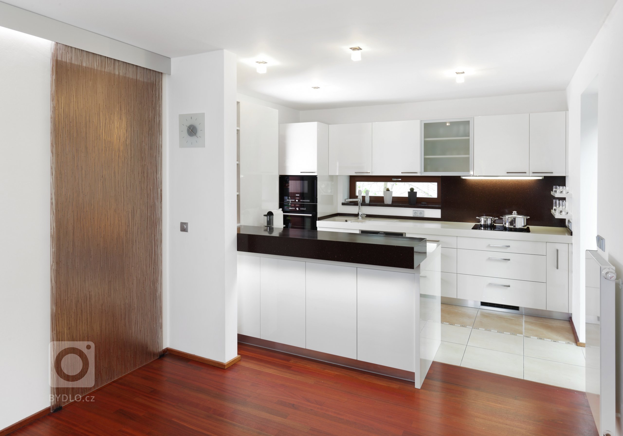 Nenuceně elegantní kuchyně ve světlých barvách, ve které nikdy nebudete nic hledat. Vše má své místo a ani kousíček nevyšel nazmar! Jako příklad můžeme uvést…