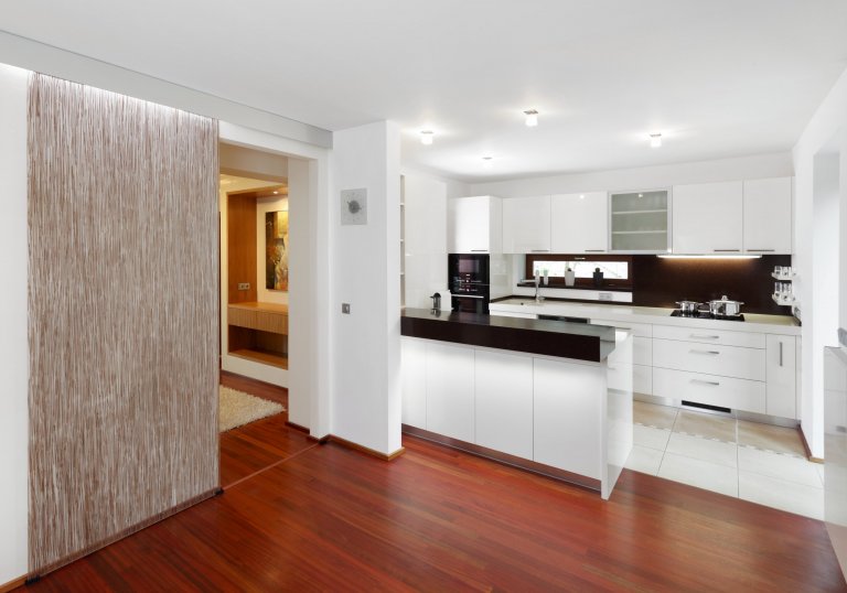 Nenuceně elegantní kuchyně ve světlých barvách, ve které nikdy nebudete nic hledat. Vše má své místo a ani kousíček nevyšel nazmar! Jako příklad můžeme uvést…