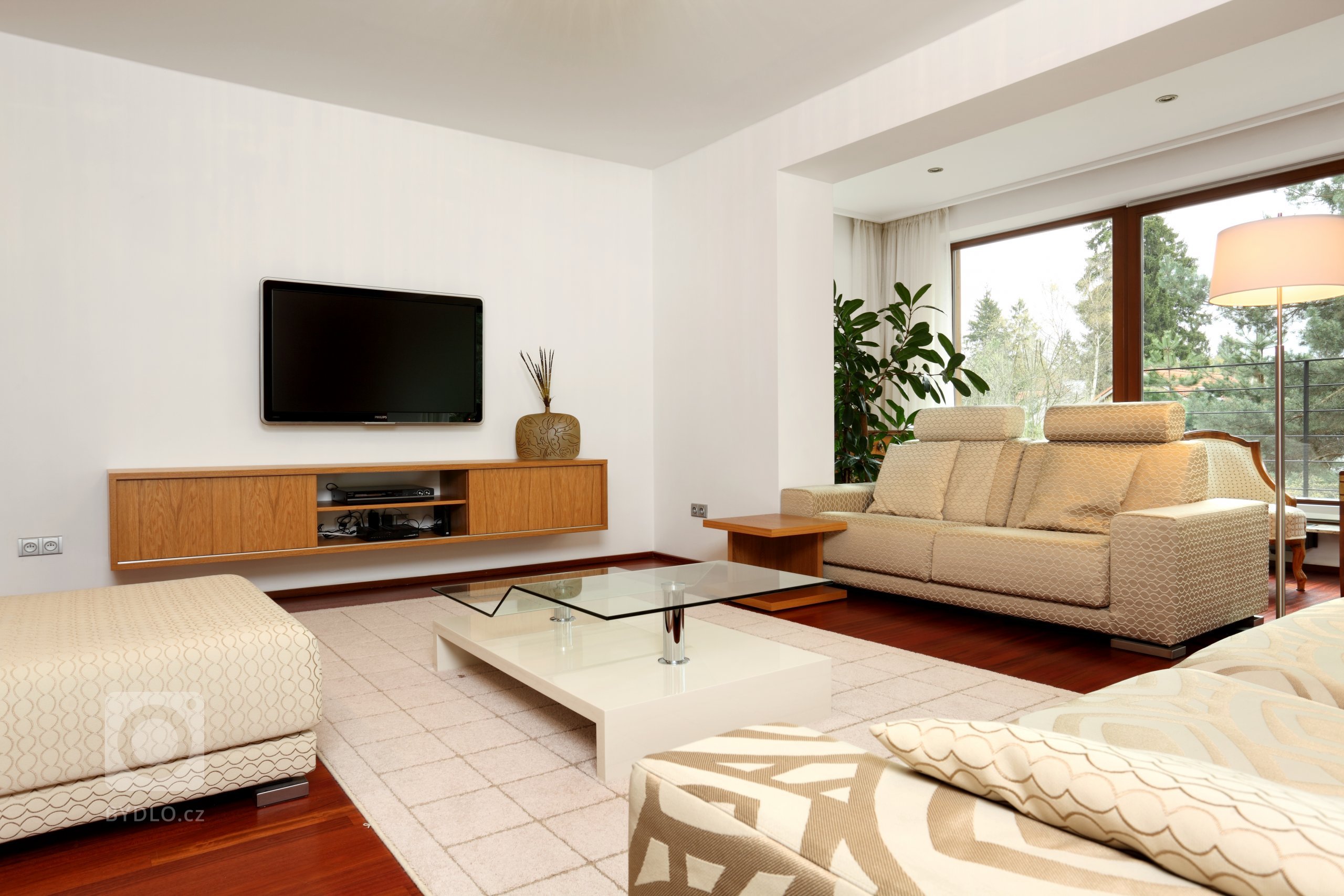 Nenuceně elegantní kuchyně ve světlých barvách, ve které nikdy nebudete nic hledat. Vše má své místo a ani kousíček nevyšel nazmar! Jako příklad můžeme uvést…