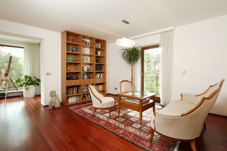 Nenuceně elegantní kuchyně ve světlých barvách, ve které nikdy nebudete nic hledat. Vše má své místo a ani kousíček nevyšel nazmar! Jako příklad můžeme uvést…