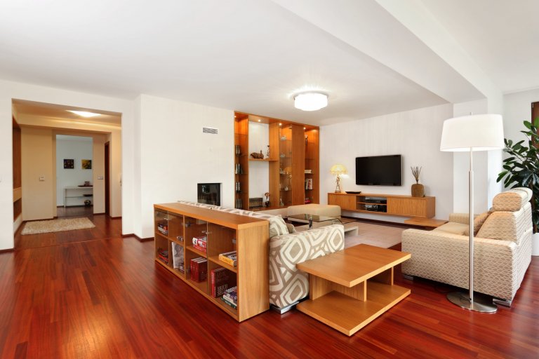 Nenuceně elegantní kuchyně ve světlých barvách, ve které nikdy nebudete nic hledat. Vše má své místo a ani kousíček nevyšel nazmar! Jako příklad můžeme uvést…