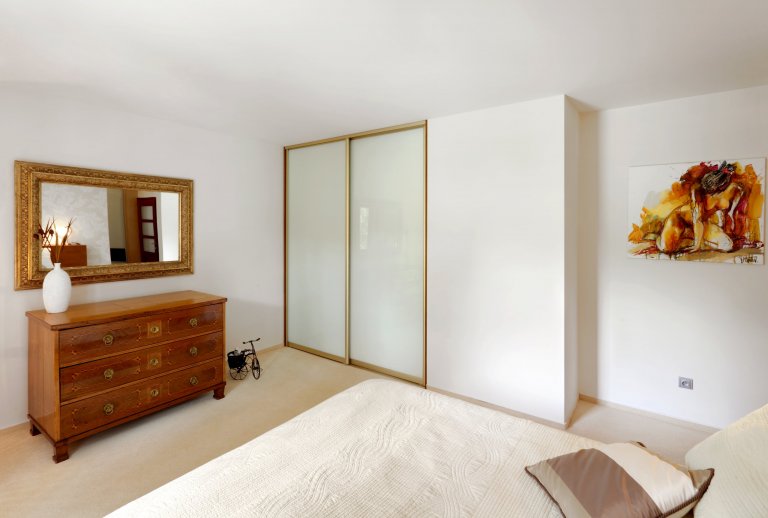 Nenuceně elegantní kuchyně ve světlých barvách, ve které nikdy nebudete nic hledat. Vše má své místo a ani kousíček nevyšel nazmar! Jako příklad můžeme uvést…