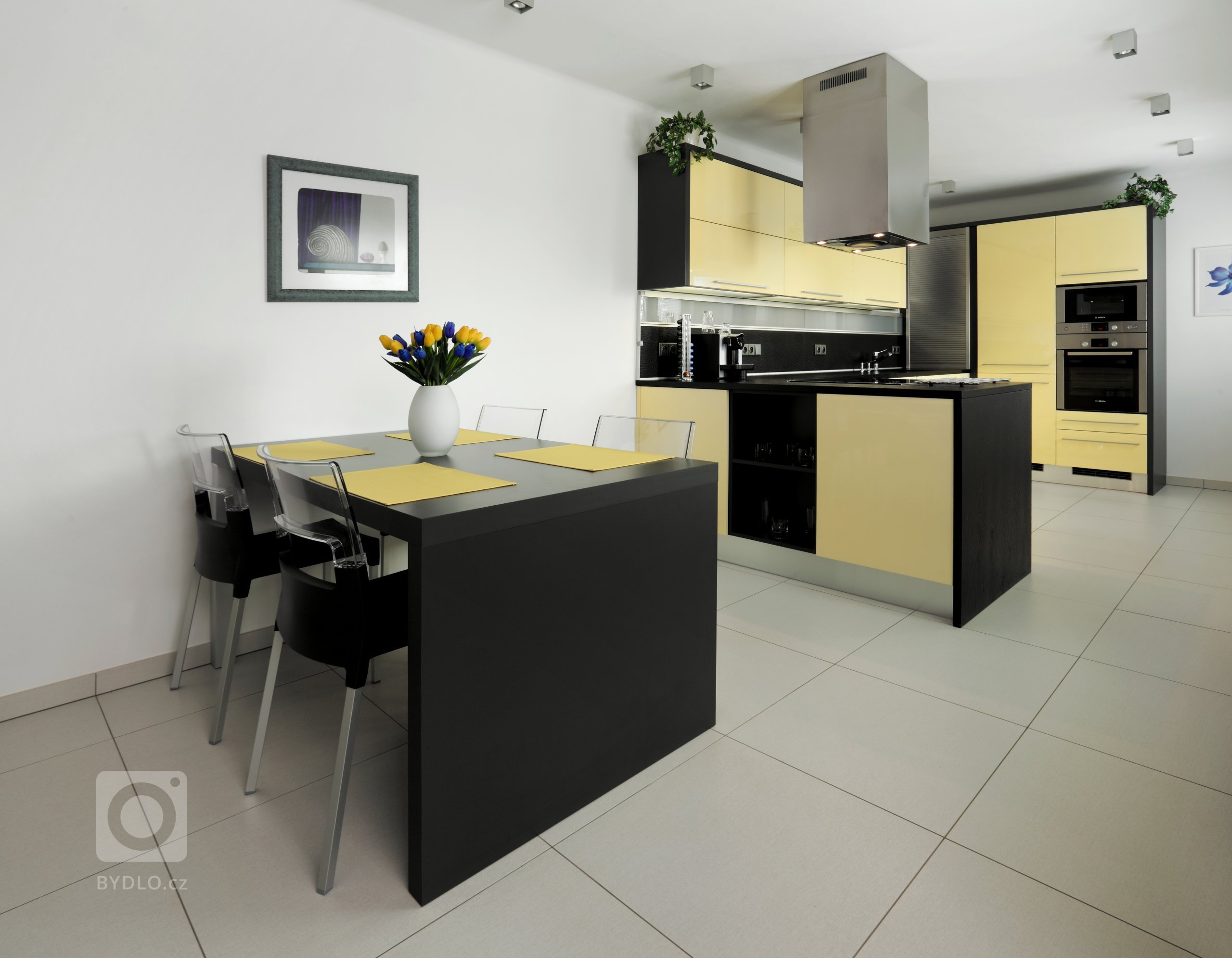 Představujeme vám impozantní moderní kuchyni v neobvyklé barevné kombinaci. Zářivě lesklé skříně ze světle žlutého lamina na první pohled krásně ladí s&nbsp…