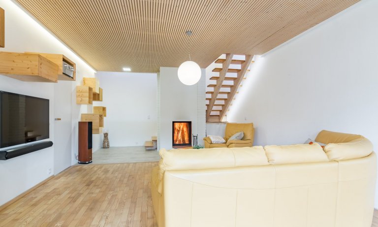 Luxusní minimalistická kuchyň plná čistých linií a volného prostoru! Kombinace zářivě bílých skříněk a krásně zpracovaného smrkového dřeva láká na první pohled…