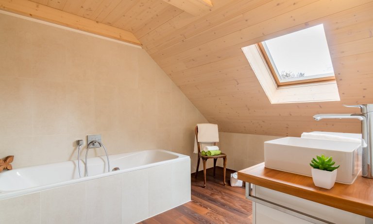 Luxusní minimalistická kuchyň plná čistých linií a volného prostoru! Kombinace zářivě bílých skříněk a krásně zpracovaného smrkového dřeva láká na první pohled…