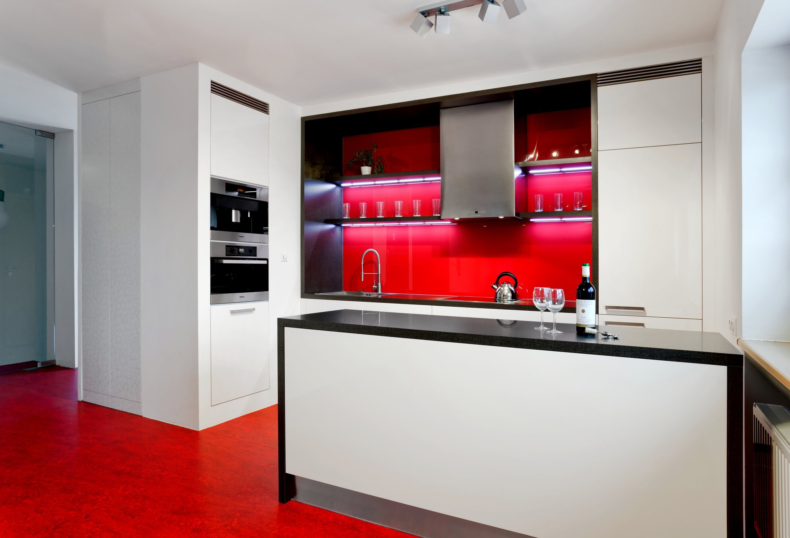 Představujeme vám kuchyň jednoduchých tvarů a dramatických kontrastů. Bílé plochy, které tvoří robustní základ celé kuchyně, lemuje strukturovaný tmavý povrch,…