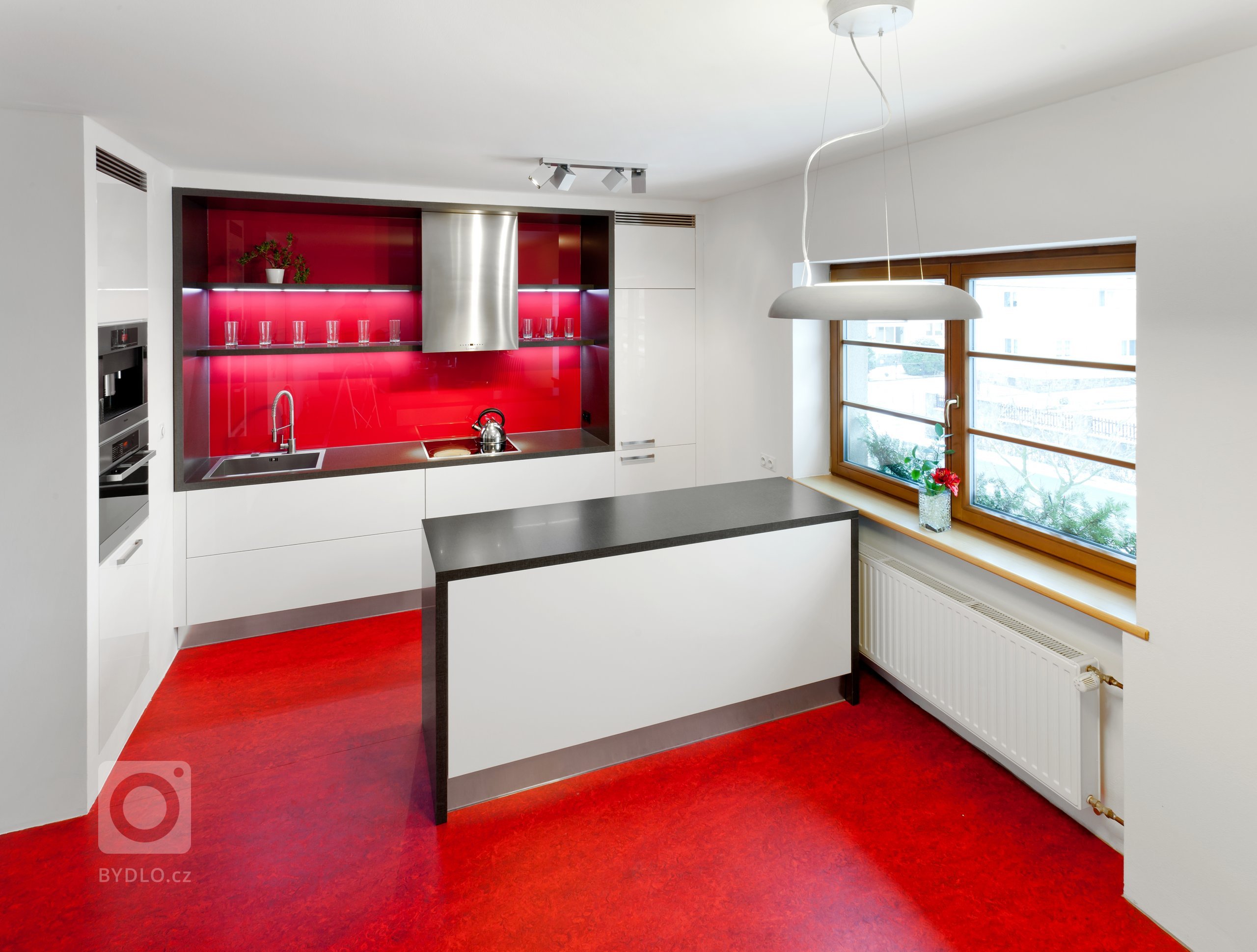 Představujeme vám kuchyň jednoduchých tvarů a dramatických kontrastů. Bílé plochy, které tvoří robustní základ celé kuchyně, lemuje strukturovaný tmavý povrch,…