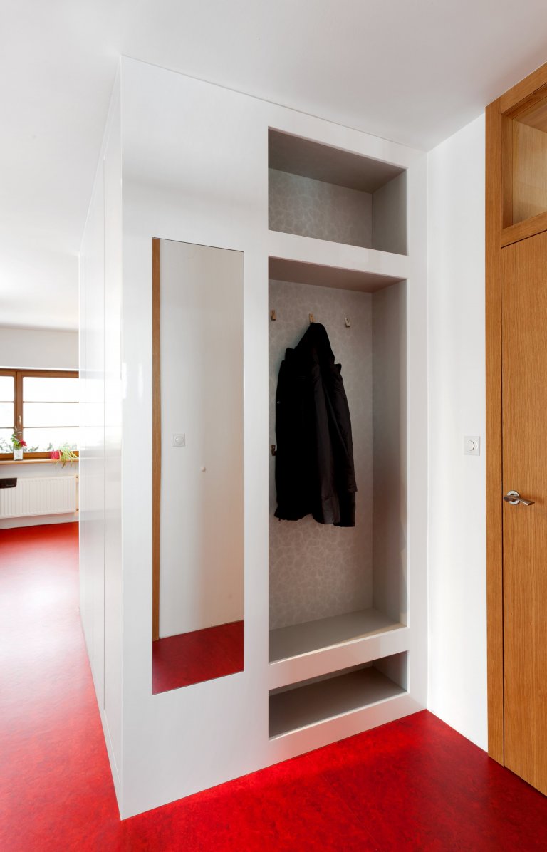 Představujeme vám kuchyň jednoduchých tvarů a dramatických kontrastů. Bílé plochy, které tvoří robustní základ celé kuchyně, lemuje strukturovaný tmavý povrch,…