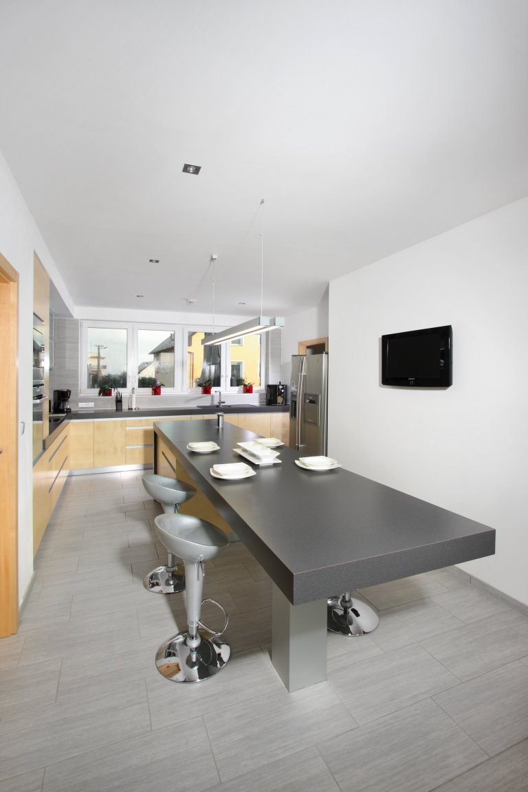 Některým stačí v kuchyni málo, jiní zase potřebují svůj prostor. Tato atypická kuchyně ve tvaru písmene L je rozhodně tím druhým případem! Nejdůležitější část…