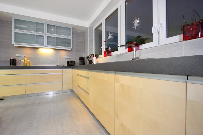 Některým stačí v kuchyni málo, jiní zase potřebují svůj prostor. Tato atypická kuchyně ve tvaru písmene L je rozhodně tím druhým případem! Nejdůležitější část…