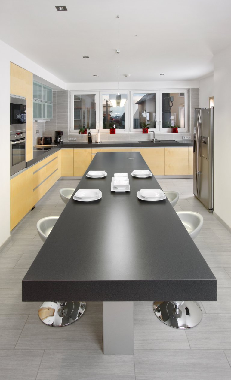 Některým stačí v kuchyni málo, jiní zase potřebují svůj prostor. Tato atypická kuchyně ve tvaru písmene L je rozhodně tím druhým případem! Nejdůležitější část…