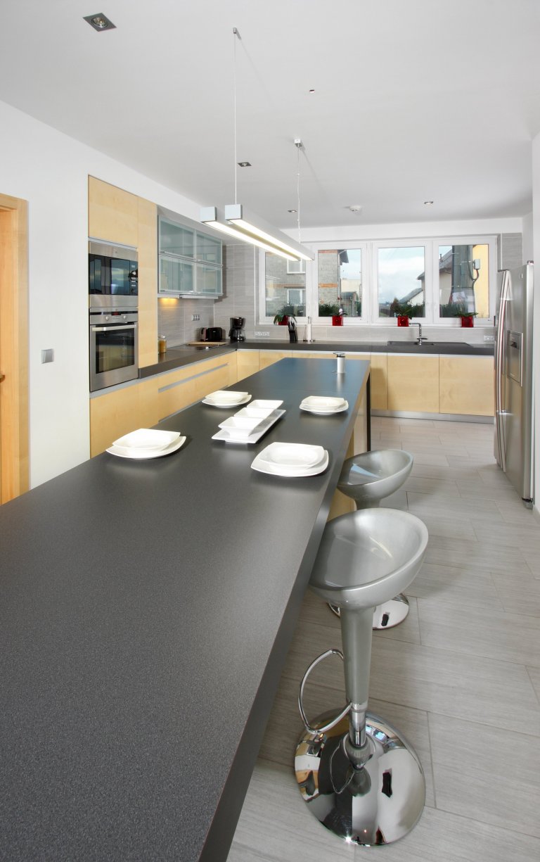 Některým stačí v kuchyni málo, jiní zase potřebují svůj prostor. Tato atypická kuchyně ve tvaru písmene L je rozhodně tím druhým případem! Nejdůležitější část…