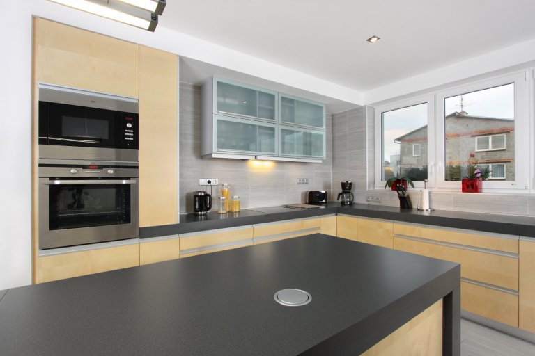 Některým stačí v kuchyni málo, jiní zase potřebují svůj prostor. Tato atypická kuchyně ve tvaru písmene L je rozhodně tím druhým případem! Nejdůležitější část…