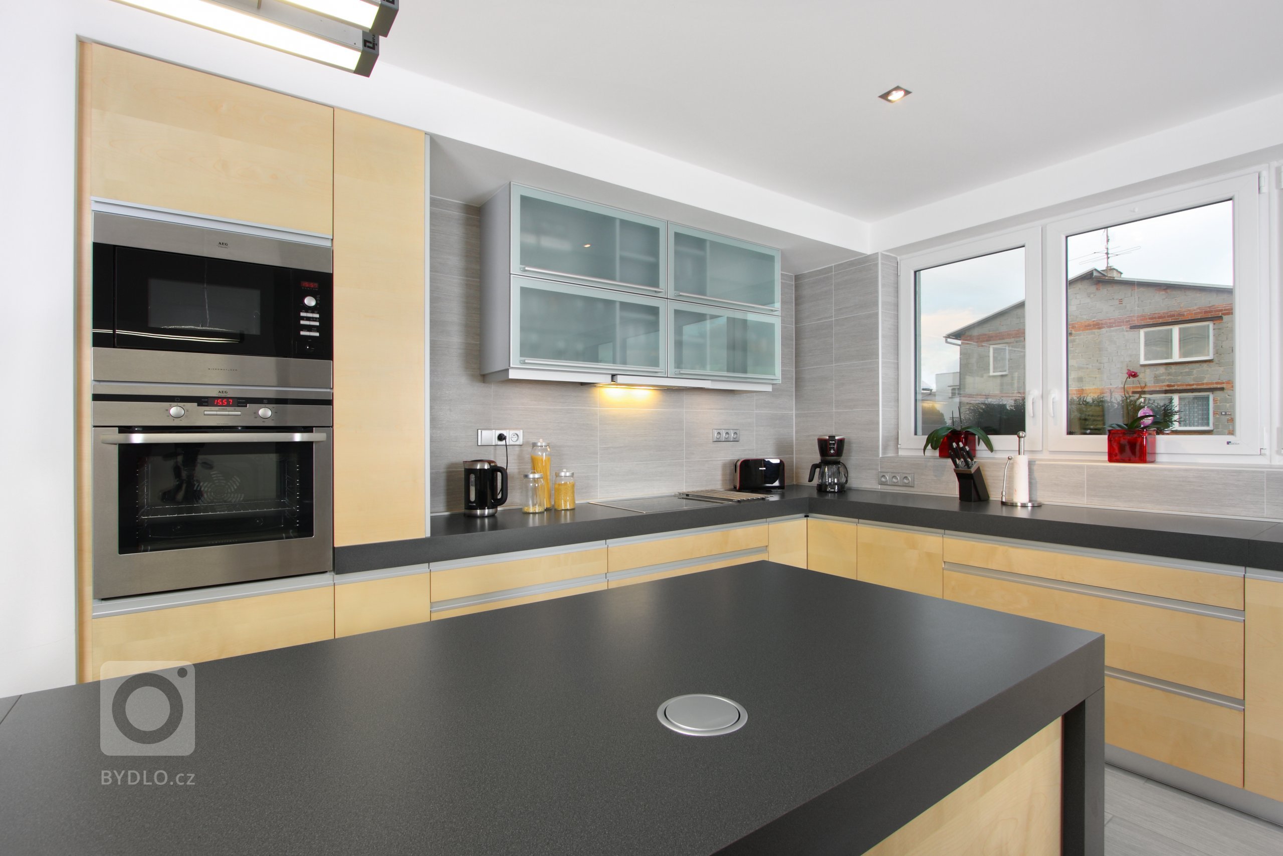 Některým stačí v kuchyni málo, jiní zase potřebují svůj prostor. Tato atypická kuchyně ve tvaru písmene L je rozhodně tím druhým případem! Nejdůležitější část…