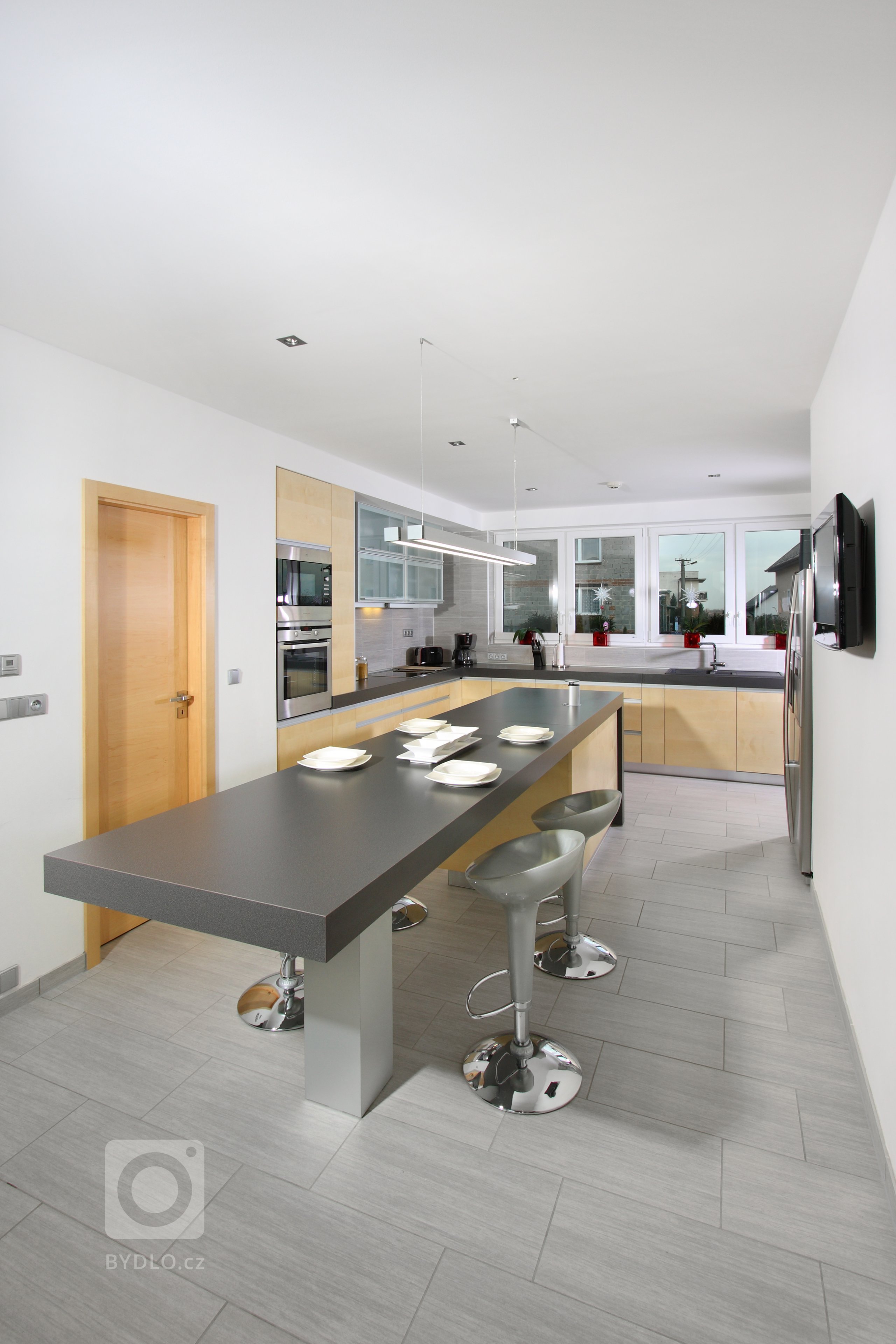 Některým stačí v kuchyni málo, jiní zase potřebují svůj prostor. Tato atypická kuchyně ve tvaru písmene L je rozhodně tím druhým případem! Nejdůležitější část…